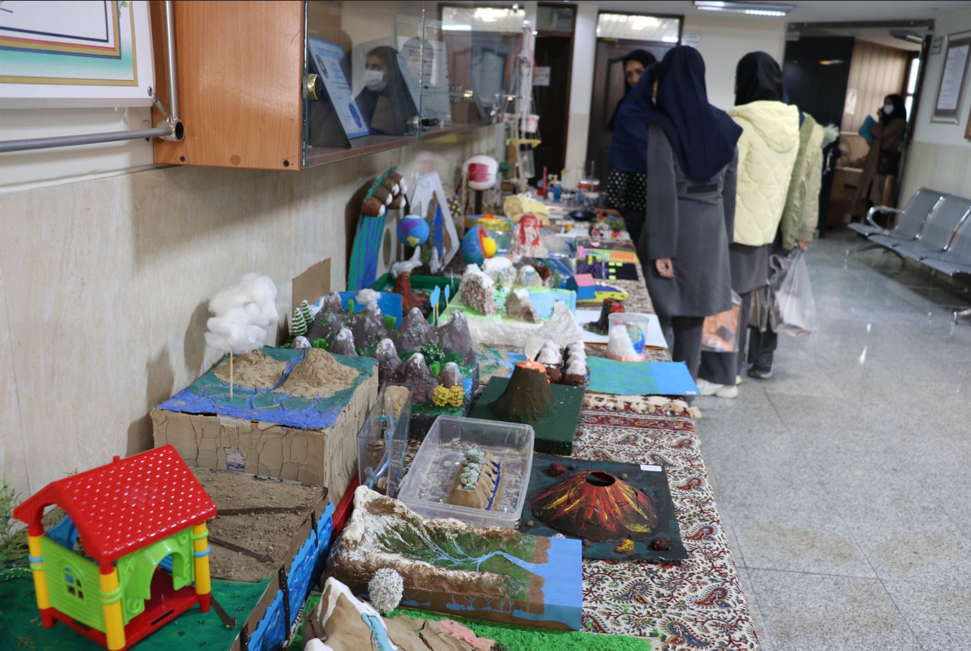 نمایشگاه دست سازه ها به مناسبت هفته پژوهش