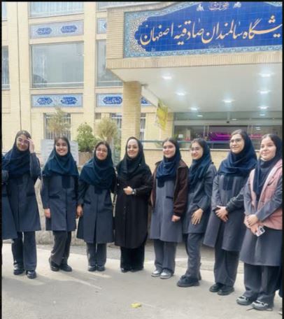 اجرای موسیقی زنده توسط دانش آموزان در سرای سالمندان صادقیه 19 آذر ماه